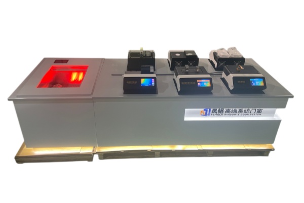 门窗中岛台 - 高端展厅接待演示一体设备，集成隔音、隔热测试模块，模块化设计